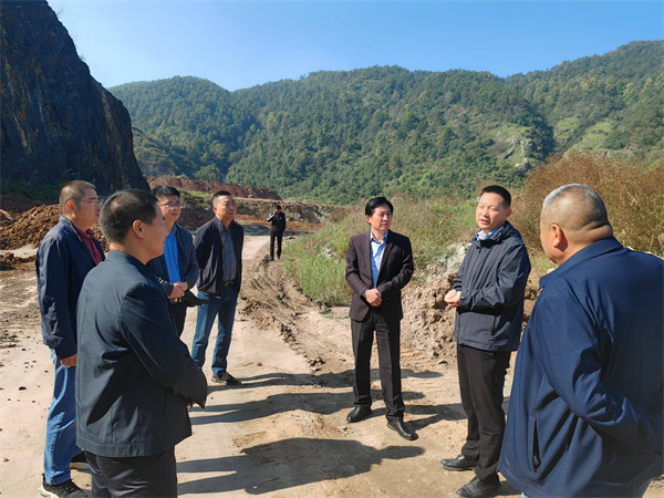 10月23日，張縣長帶隊督查大牛山環(huán)保整治項目。.jpg