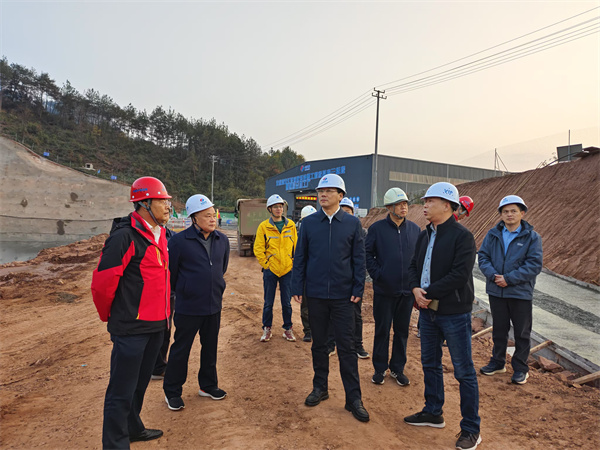 12月4日，洪董陪同王奇勇縣長(zhǎng)一行調(diào)研防洪工程項(xiàng)目.jpg