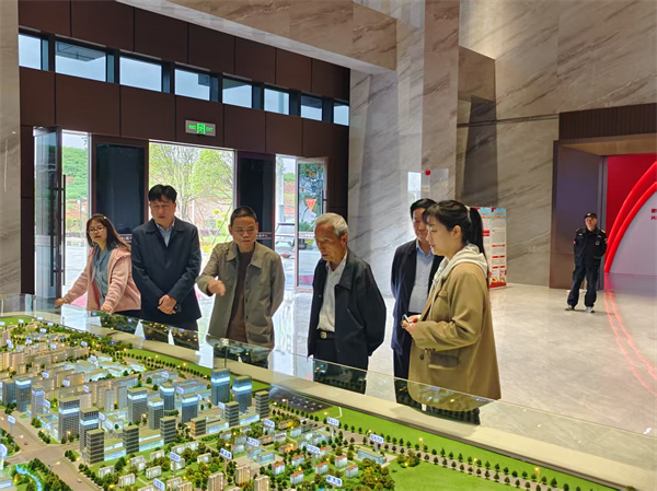 4月17日，潘總陪同市人大常委會原副主任鮑小如一行調(diào)研富豐新城項目.jpg