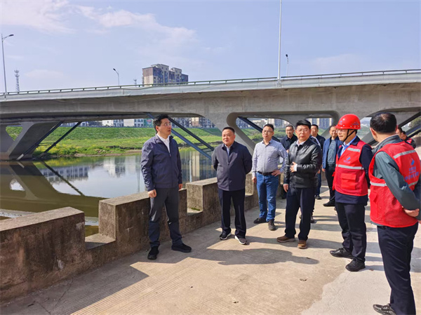 4月7日，洪董，張總陪同王奇勇縣長一行調(diào)研防洪工程項(xiàng)目.jpg