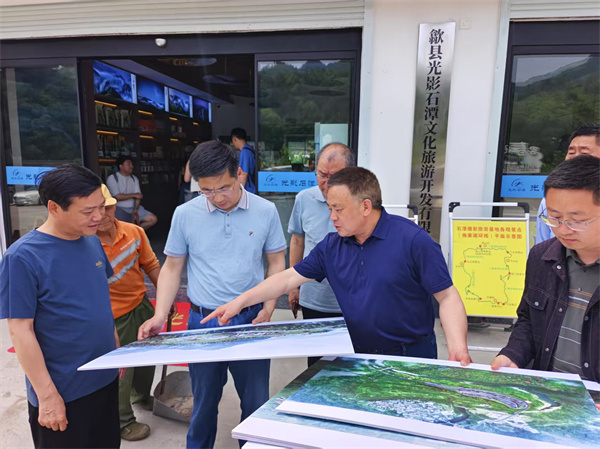5月4日，洪董陪同王奇勇縣長一行調(diào)研石潭景區(qū)項目.jpg