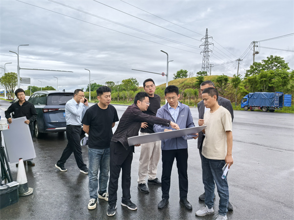 5月9日，常務(wù)副縣長戴維調(diào)研富豐新城片區(qū)項目，潘總、余總陪同.jpg