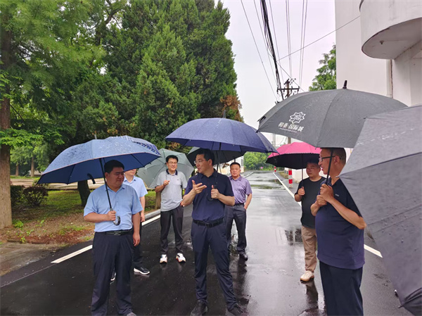 5月22日，洪董陪同王奇勇縣長一行到潭渡中學調研.jpg