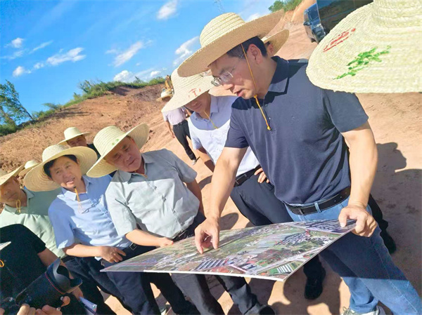 8月14日，洪董、余總陪同王奇勇縣長帶隊(duì)調(diào)研富豐新城黎七路、賓虹大道、富資路、消防站、兩館等項(xiàng)目2。.jpg