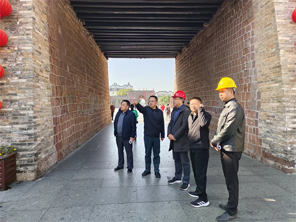 11月28日，洪董陪同汪凱書記調(diào)研古城景觀提升項(xiàng)目.jpg