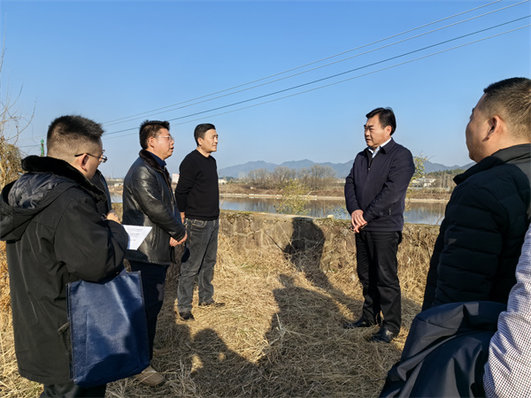 1月17日，縣委副書記吳志平調研安徽新安江流域防洪治理工程歙縣段工作開展情況，張總陪同。.jpg